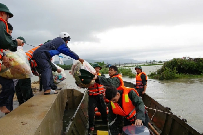 Bộ đội vượt lũ, đưa hàng cứu trợ vào thôn có trên 600 dân bị cô lập