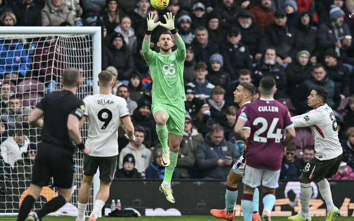 Khung thành Burnley luôn bị đặt trong tình trạng báo động.