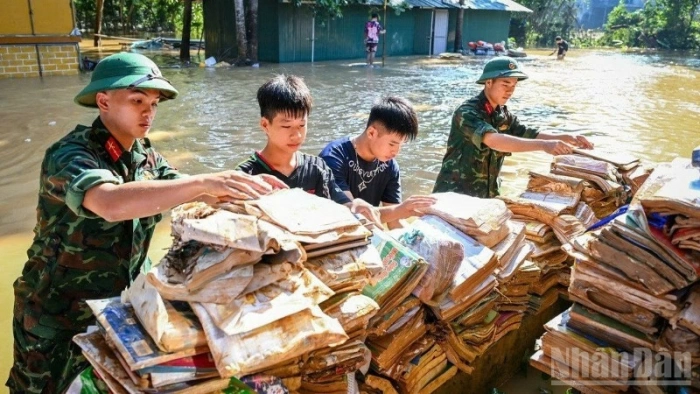 Quân đội, công an "làm hết mình, chưa hẹn ngày rút quân" giúp dân vùng lũ