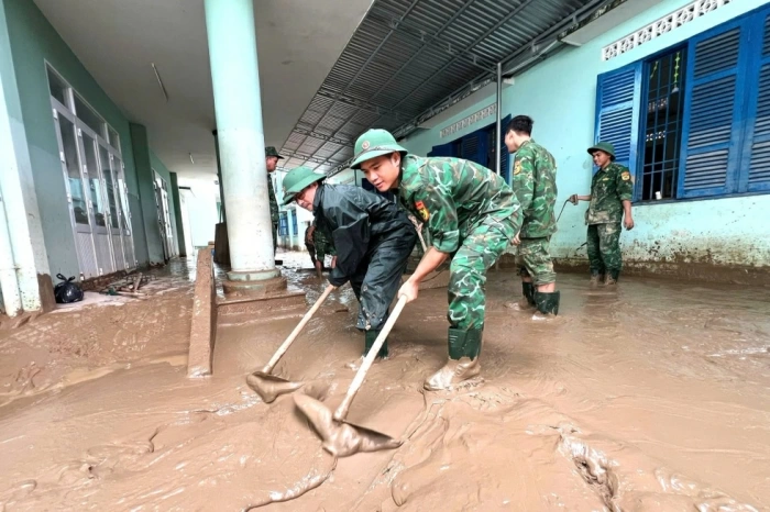Quân đội, công an "làm hết mình, chưa hẹn ngày rút quân" giúp dân vùng lũ