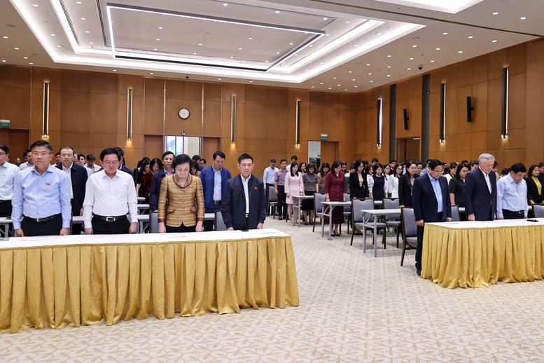 Thủ tướng Phạm Minh Chính, các đồng chí lãnh đạo Chính phủ, Đảng ủy Chính phủ, tập thể lãnh đạo, cán bộ, công chức, viên chức, người lao động Văn phòng Chính phủ, cơ quan giúp việc Đảng ủy Chính phủ dành một phút mặc niệm các nạn nhân bị thiệt mạng trong mưa lũ tại miền Trung - Ảnh: VGP/Nhật Bắc