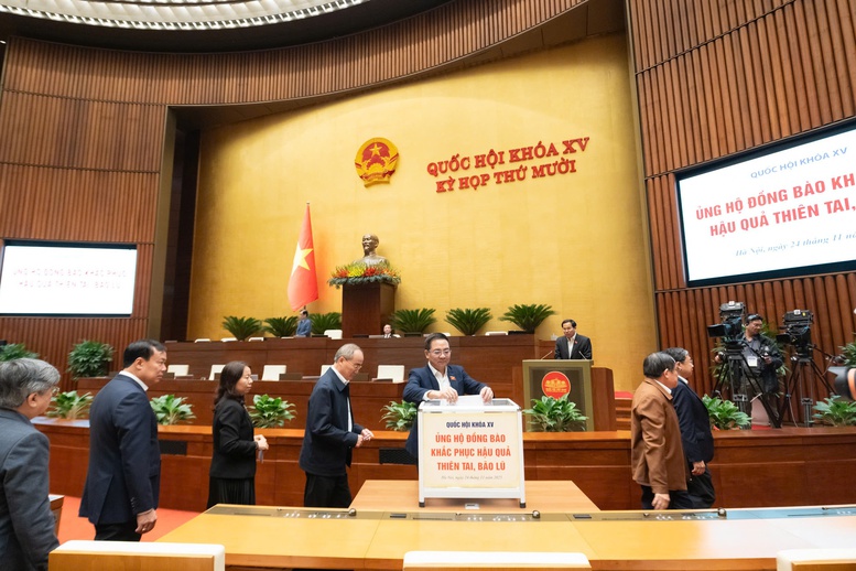 Các đại biểu Quốc hội tham gia ủng hộ đồng bào bị thiệt hại do bão lũ gây ra