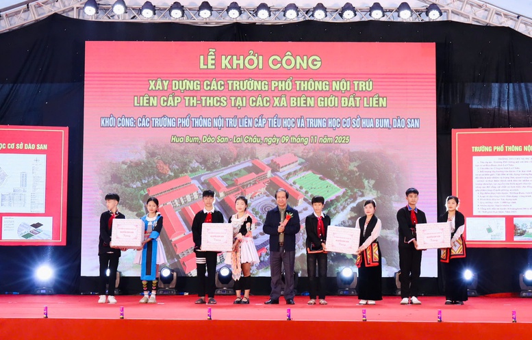 Bộ trưởng Bộ GD&ĐT Nguyễn Kim Sơn tặng quà cho các em học sinh Trường phổ thông nội trú liên cấp Hua Bum, xã Dào San, tỉnh Lai Châu - Ảnh: VGP