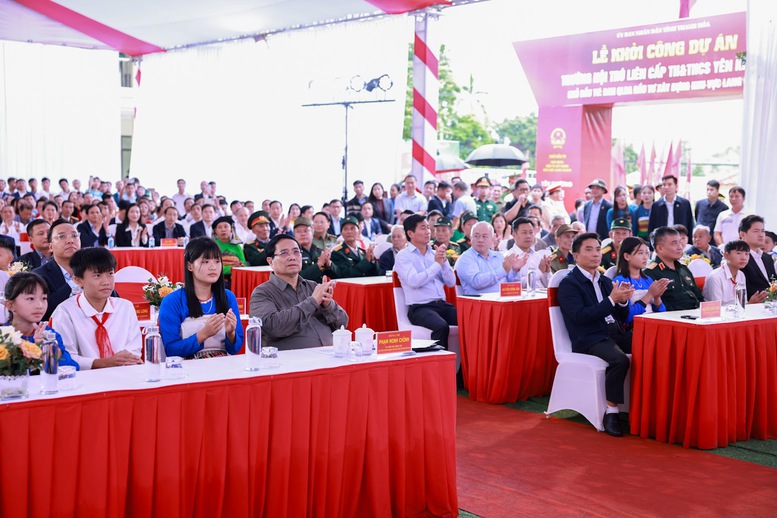 Thủ tướng Chính phủ Phạm Minh Chính dự lễ khởi công tại Trường nội trú liên cấp Tiểu học và Trung học cơ sở xã Yên Khương, Thanh Hóa - Ảnh: VGP/Nhật Bắc