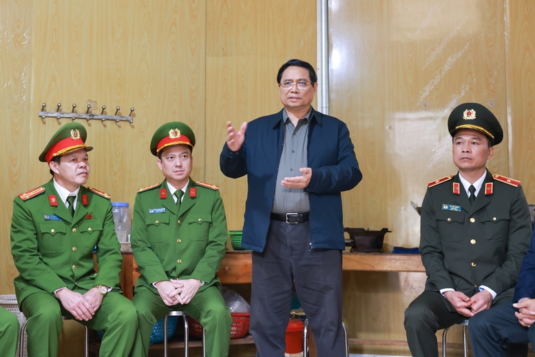 Thủ tướng Phạm Minh Chính ghi nhận, đánh giá cao địa bàn ổn định, yêu cầu địa phương đã xác định xây dựng xã không ma túy, thì cố gắng nâng cấp xây dựng xã không tội phạm - Ảnh: VGP/Nhật Bắc
