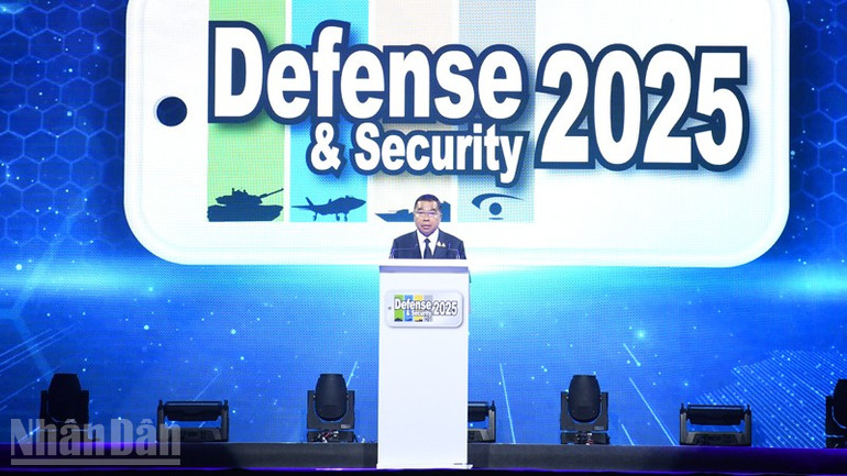 Đại tướng Nattaphon Narkphanit, Bộ trưởng Quốc phòng Thái Lan phát biểu khai mạc triển lãm. (Ảnh: XUÂN SƠN)