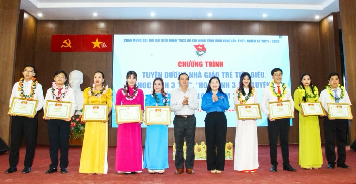 Tuyên dương “Nhà giáo trẻ tiêu biểu”, “Học sinh 3 tốt” và “Học sinh 3 rèn luyện”