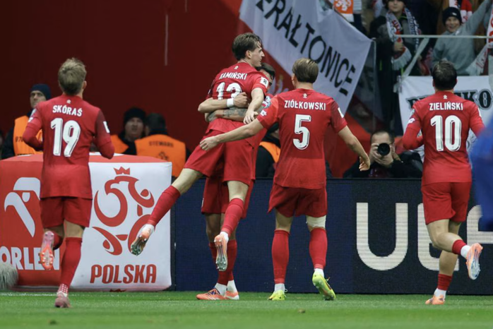 Jakub Kaminski (13) vui mừng sau bàn mở tỉ số.