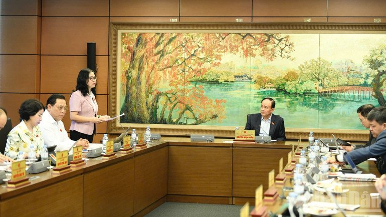 Quang cảnh thảo luận ở tổ Hà Nội sáng 17/11. (Ảnh: DUY LINH)