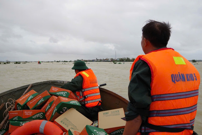Đến trưa ngày 22/11, bộ đội đã vận chuyển an toàn 3 chuyến hàng cứu trợ vào thôn Phước Giang.