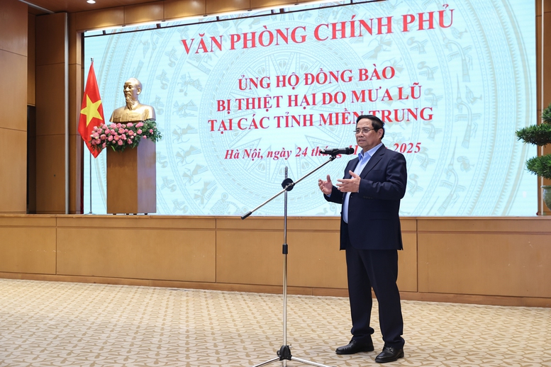 Thủ tướng Phạm Minh Chính phát động phong trào ủng hộ ít nhất mỗi người một ngày lương giúp đỡ đồng bào bị ảnh hưởng, thiệt hại bởi thiên tai - Ảnh: VGP/Nhật Bắc