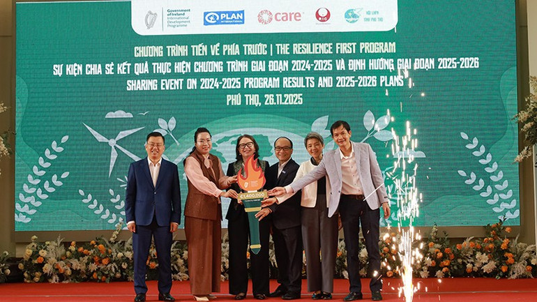 Trao biểu tượng hỗ trợ chương trình. (Ảnh CARE)