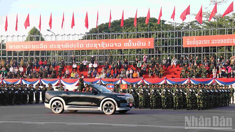 Bộ trưởng Quốc phòng Lào duyệt đội ngũ trước khi tiến hành tổng duyệt. (Ảnh: DUY TOÀN)