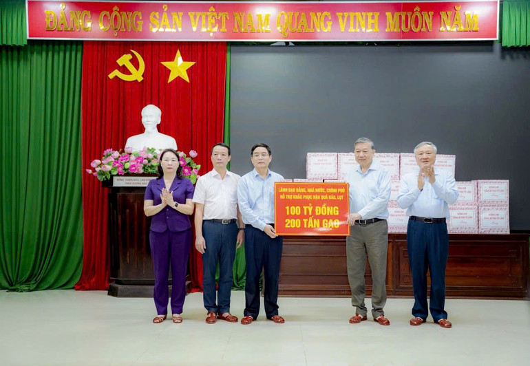 Tổng Bí thư Tô Lâm trao tặng 100 tỷ đồng và 200 tấn gạo cho Đảng bộ, chính quyền và nhân dân thành phố Huế. (Ảnh: Thu Huế)