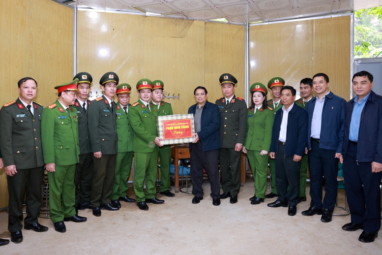 Thủ tướng Phạm Minh Chính tặng quà cán bộ, chiến sĩ Công an xã Yên Khương - Ảnh: VGP/Nhật Bắc