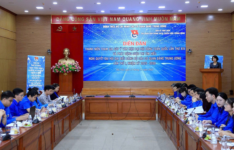 Phó Bí thư Đảng ủy các cơ quan Đảng Trung ương Nguyễn Thị Hoàng Vân phát biểu ý kiến tại diễn đàn.