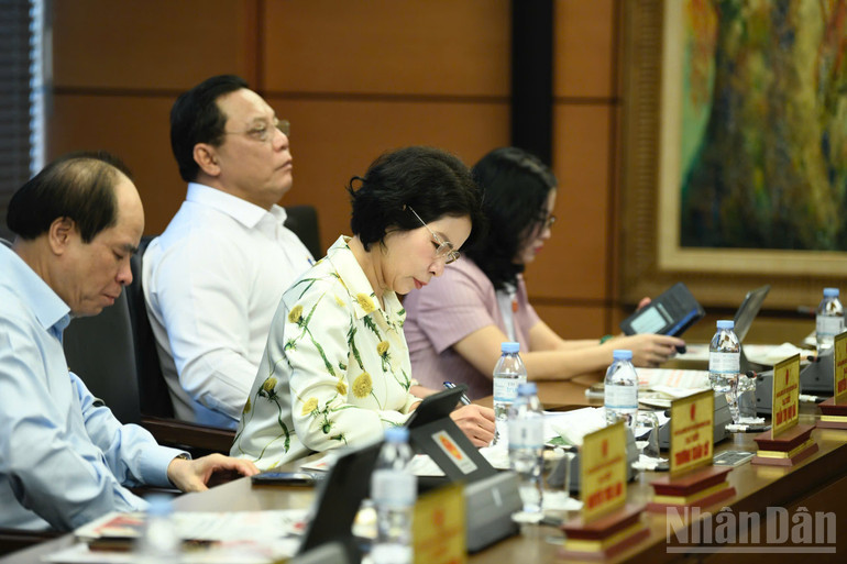 Các đại biểu thảo luận tại tổ. (Ảnh: DUY LINH)