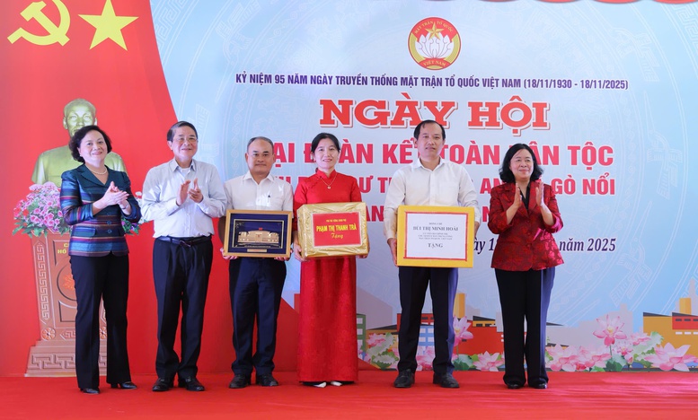 Chủ tịch Ủy ban Trung ương Mặt trận Tổ quốc Việt Nam Bùi Thị Minh Hoài và Phó Thủ tướng Chính phủ Phạm Thị Thanh Trà tặng quà cho xã Gò Nổi. Ảnh: VGP