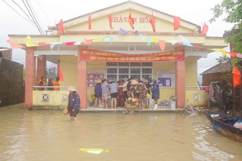 Đến trưa ngày 22/11, bộ đội đã vận chuyển an toàn 3 chuyến hàng cứu trợ vào thôn Phước Giang.