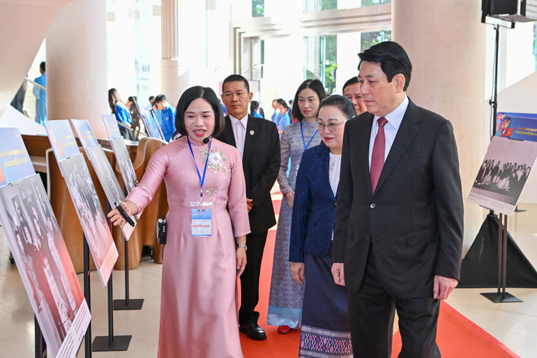 Chủ tịch nước Lương Cường thăm triển lãm ảnh tại buổi lễ.