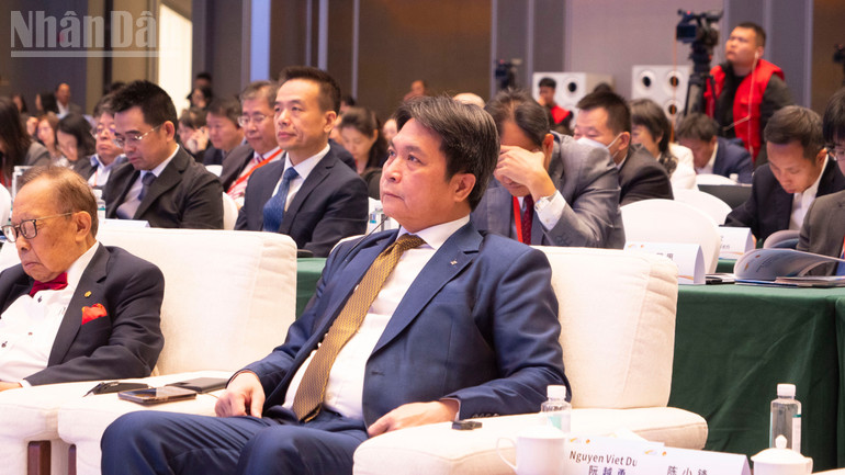 Tổng Lãnh sự Việt Nam tại Quảng Châu Nguyễn Việt Dũng dự lễ khai mạc.