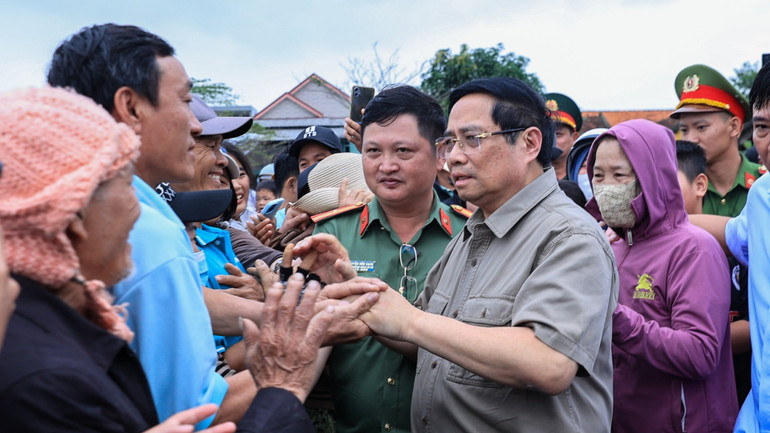 Thủ tướng Phạm Minh Chính thăm, động viên bà con nhân dân thôn Phú Thứ, xã Tây Hòa. (Ảnh: VGP/Nhật Bắc)