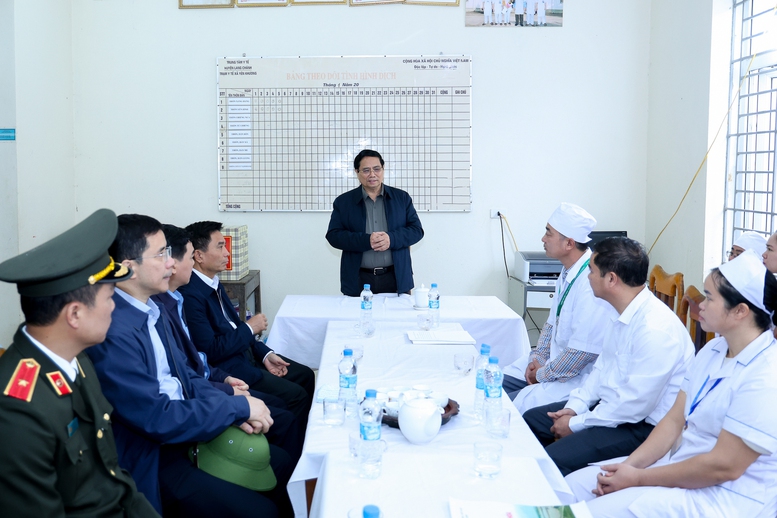 Thủ tướng Phạm Minh Chính thăm trạm y tế xã Yên Khương - Ảnh: VGP/Nhật Bắc