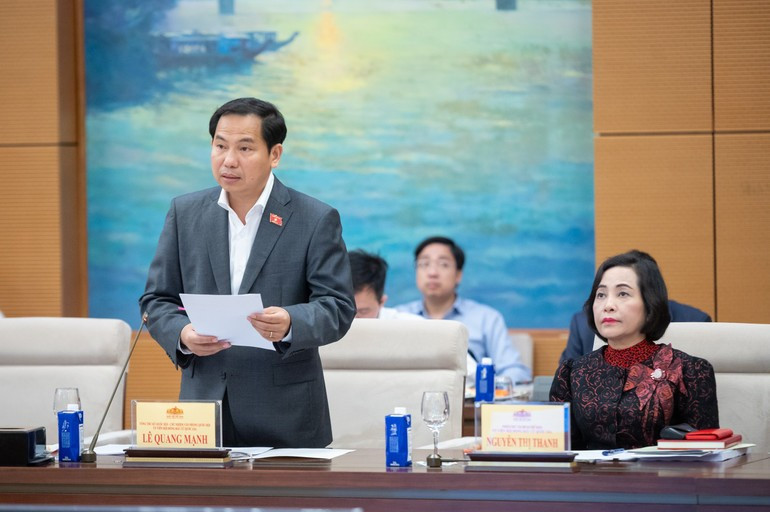 Tổng Thư ký Quốc hội, Chủ nhiệm Văn phòng Quốc hội Lê Quang Mạnh phát biểu tại phiên họp. (Ảnh: DUY LINH)