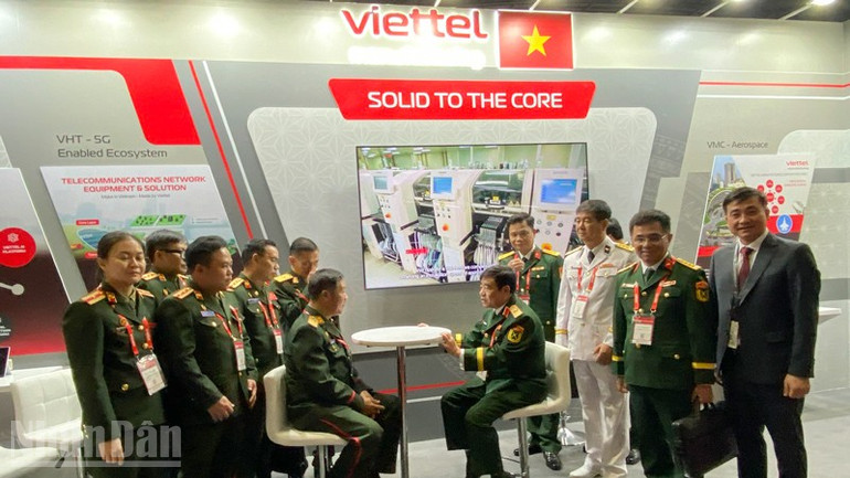 Cuộc làm việc giữa hai đoàn đại biểu Quân đội nhân dân Việt Nam và Quân đội nhân dân Lào. (Ảnh: XUÂN SƠN)