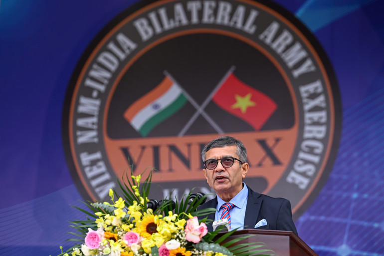 Thư ký Quốc phòng Ấn Độ Rajesh Kumar Singh phát biểu tại Lễ khai mạc.