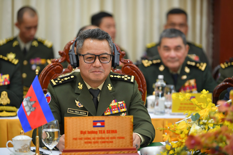 Đại tướng Tea Seiha, Phó Thủ tướng Chính phủ, Bộ trưởng Quốc phòng Campuchia tại hội đàm.