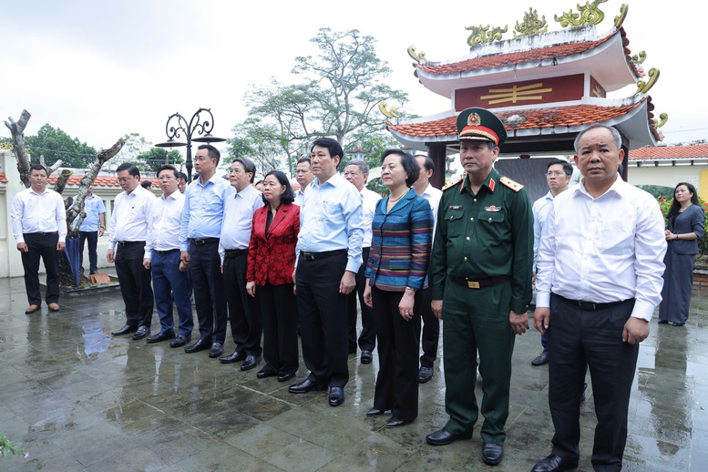 Chủ tịch nước và đoàn công tác dâng hương tưởng niệm tại Nghĩa trang Liệt sĩ Điện Bàn. Ảnh: VGP