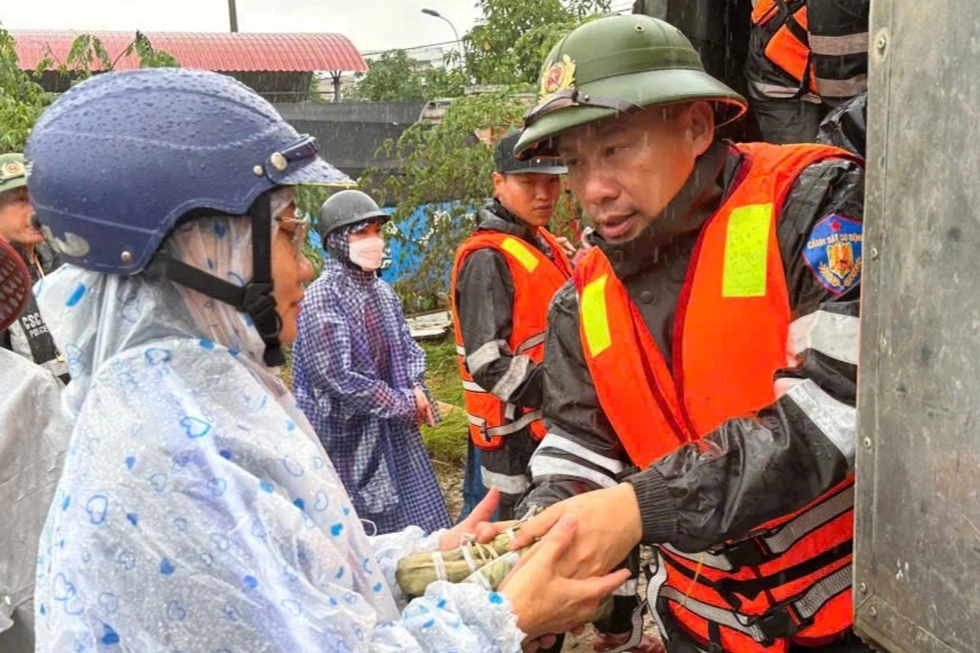 Tiếp tế thực phẩm, nước uống đến từng địa bàn vùng lũ (Ảnh: Uy Nguyễn).