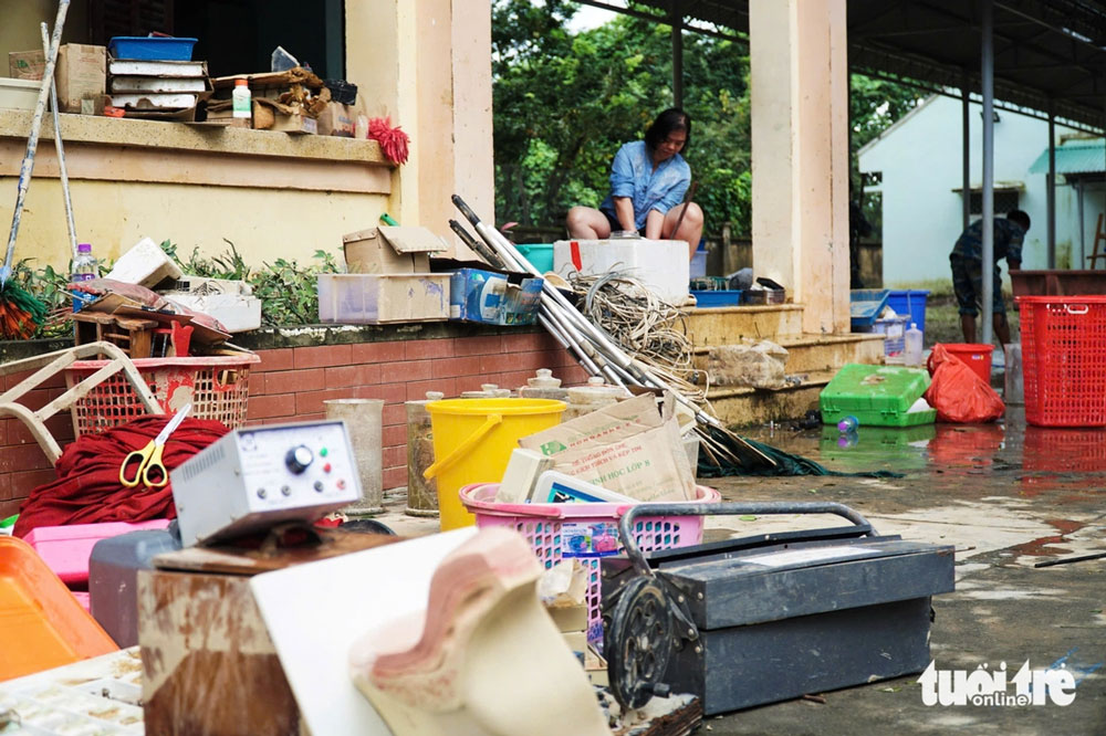 Nhiều thiết bị tại Trường THCS Trần Nhân Tông (xã Diên Khánh) hư hại - Ảnh: TRẦN HOÀI