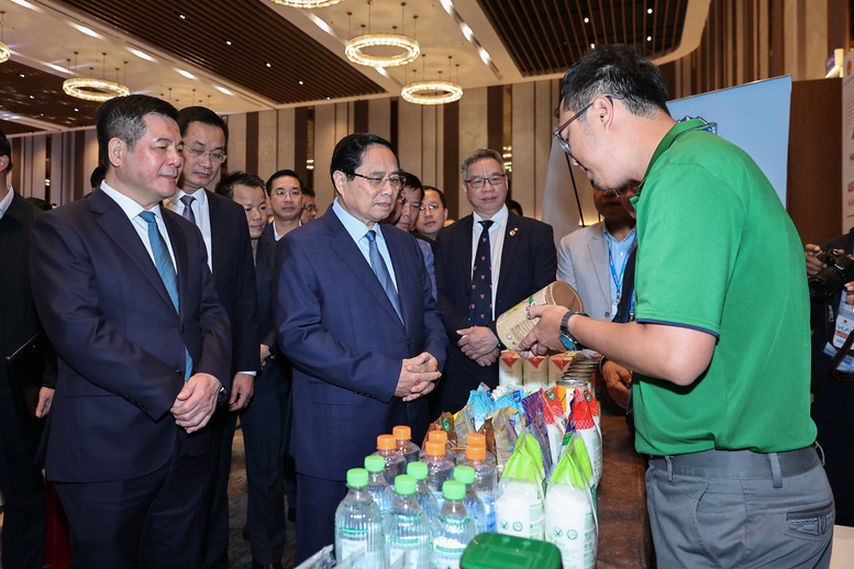 Thủ tướng Phạm Minh Chính tham quan các gian trưng bày tại Diễn đàn Logistics Việt Nam 2025 - Ảnh: VGP/Nhật Bắc