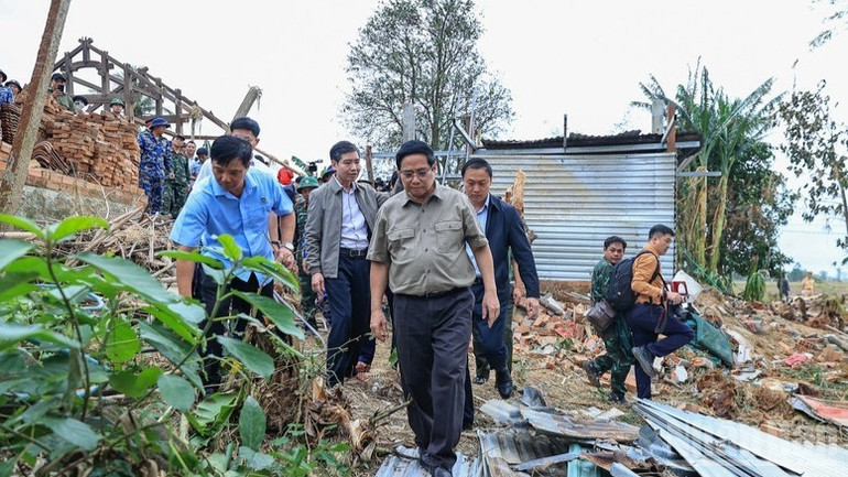 Thủ tướng Phạm Minh Chính thăm, động viên 9 hộ gia đình có nhà bị sập hoàn toàn do mưa lũ tại thôn Phú Hữu, xã Hòa Thịnh. (Ảnh: VGP/Nhật Bắc)