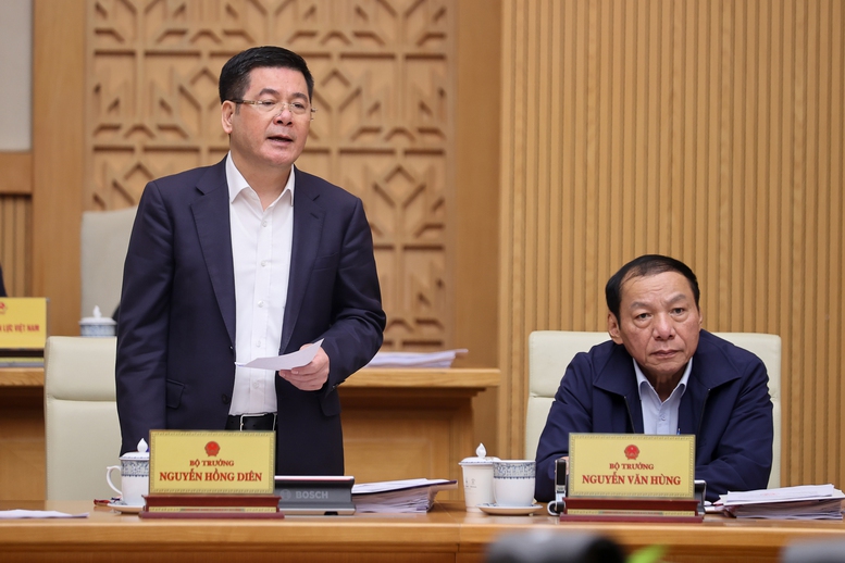 Bộ trưởng Bộ Công Thương Nguyễn Hồng Diên báo cáo tại Phiên họp - Ảnh: VGP/Nhật Bắc