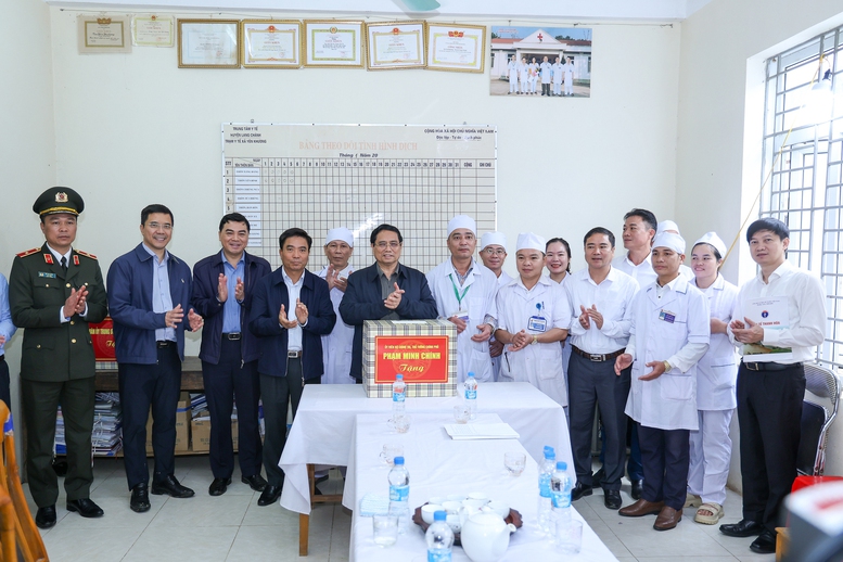 Thủ tướng Phạm Minh Chính tặng quà cán bộ, nhân viên y tế trạm y tế xã Yên Khương - Ảnh: VGP/Nhật Bắc