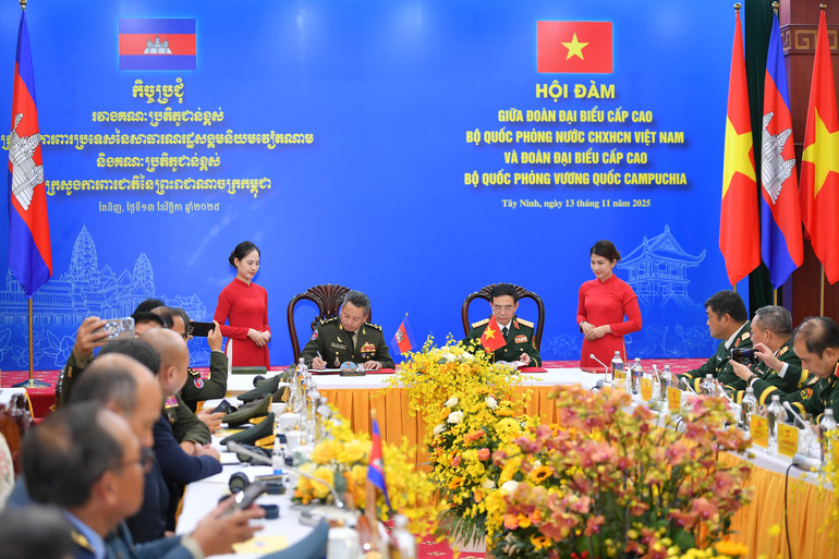 Đại tướng Phan Văn Giang và Đại tướng Tea Seiha đã ký kết Kế hoạch hợp tác năm 2026, Bản ghi nhớ về tăng cường hợp tác đào tạo, tập huấn nguồn nhân lực, và Thỏa thuận về hợp tác biên phòng giữa hai Bộ Quốc phòng.