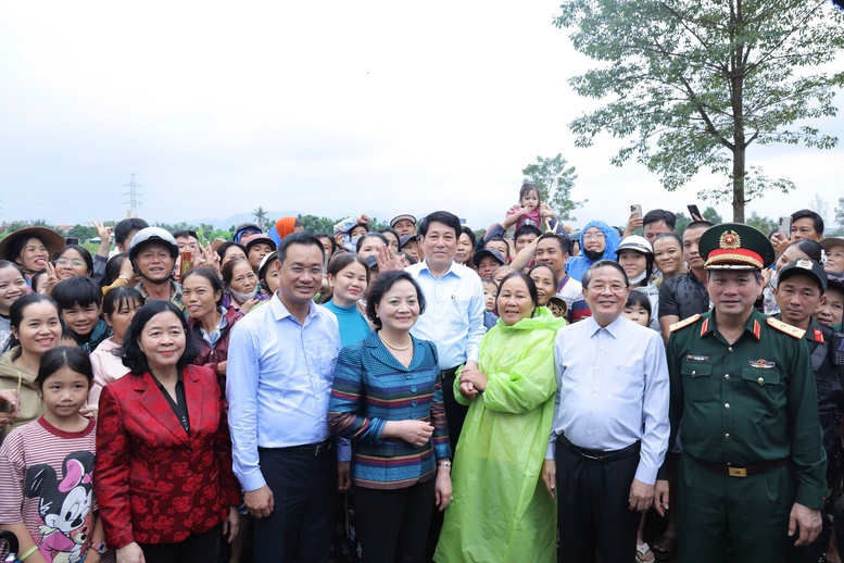 Chủ tịch nước và đoàn công tác thăm hỏi, động viên bà con vùng đang bị ảnh hưởng bởi lũ lụt. Ảnh: VGP