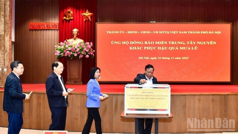 Lãnh đạo Thành ủy Hà Nội ủng hộ đồng bào lũ lụt miền trung, Tây Nguyên ngày 22/11/2025. (Ảnh: KHẢI HƯNG)