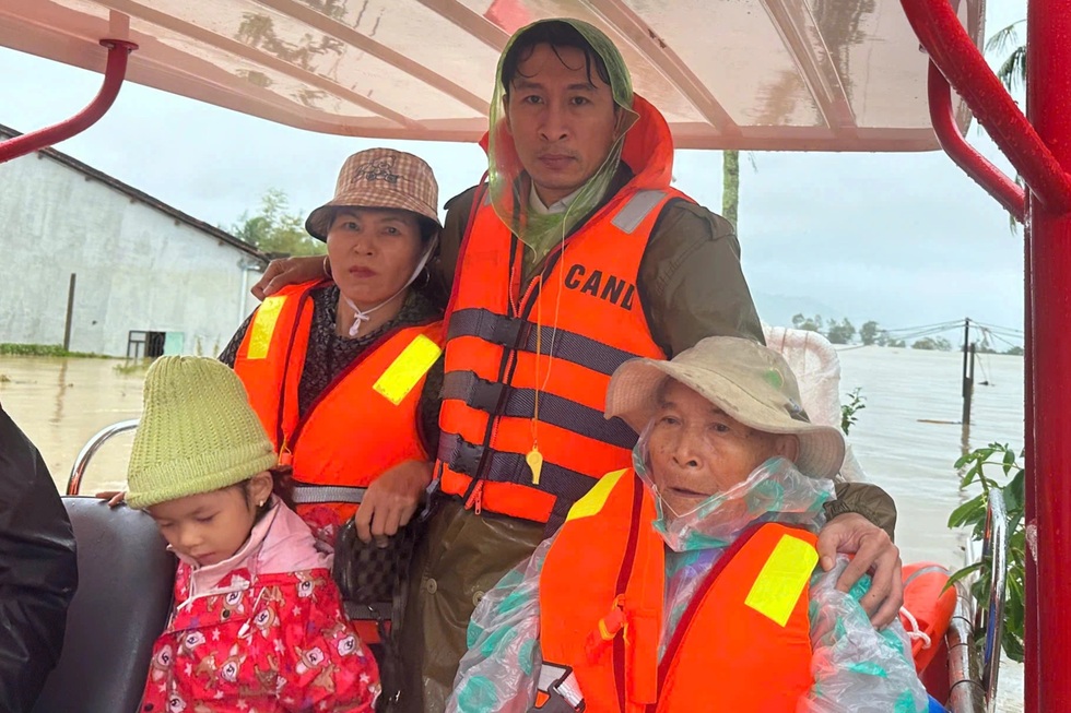 Công tác hỗ trợ người dân của lực lượng Cảnh sát Phòng cháy chữa cháy và Cứu nạn cứu hộ diễn ra liên tục (Ảnh: Uy Nguyễn).