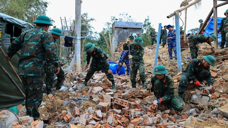 Lực lượng quân đội giúp nhân dân dọn dẹp, khắc phục hậu quả mưa lũ. (Ảnh: VGP/Nhật Bắc)