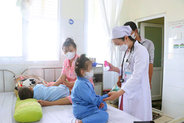 Theo các chuyên gia y tế, trẻ rất dễ mắc bệnh khi thời tiết chuyển mùa.