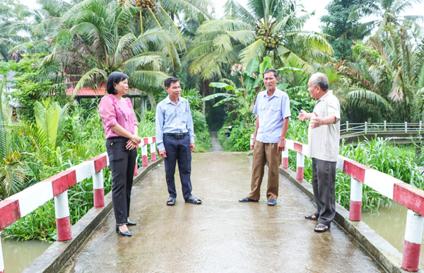 Lãnh đạo xã An Trường và Ban Nhân dân Ấp 8 trao đổi phương án vận động nguồn lực xây dựng cầu nông thôn.
Ảnh: SƠN TUYỀN