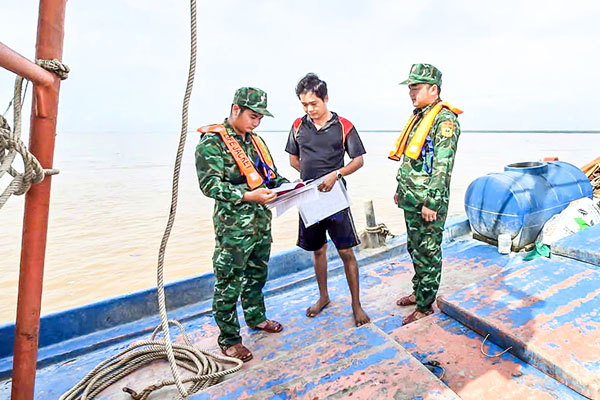 Đồn Biên phòng Long Vĩnh thường xuyên kiểm tra việc chấp hành Luật Biên phòng Việt Nam đối với các chủ phương tiện.

