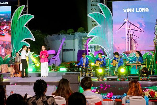 Tiết mục tham gia của nghệ sĩ tỉnh Vĩnh Long tại liên hoan.