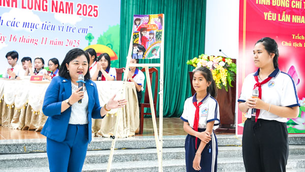 Bà Lâm Như Quỳnh trao đổi về những vấn đề trẻ em quan tâm.