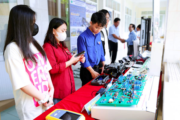 Khuyến khích doanh nghiệp đầu tư nghiên cứu, đổi mới công nghệ, chuyển đổi số.

