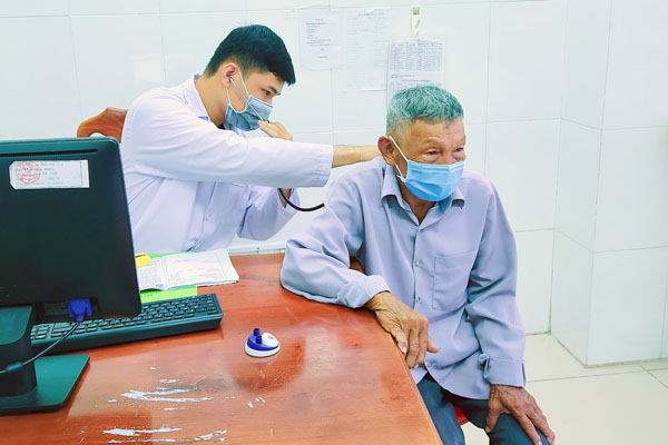 Người dân đến khám, tầm soát COPD tại Bệnh viện Phổi Vĩnh Long.


